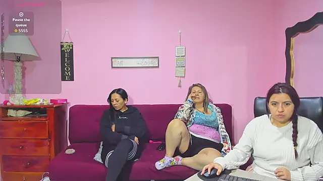 Snapshot of lesbiancuple chatting on 11/20/25, 01:39 lesbiancuple online show from 11/20/25, 01:39