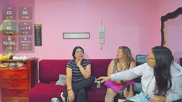 Snapshot of lesbiancuple chatting on 11/21/25, 01:43 lesbiancuple online show from 11/21/25, 01:43