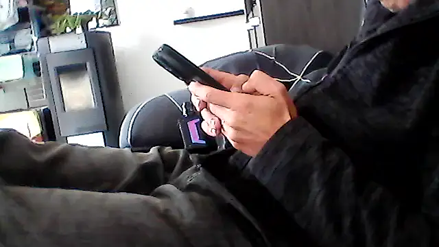 Snapshot of mickzizi chatting on 09/22/25, 11:23 mickzizi online show from 09/22/25, 11:23