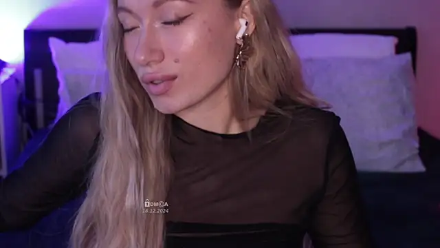 Snapshot of Blondie_Bunny chatting on 12/16/24, 04:02 Blondie Bunny online show from 12/16/24, 04:02