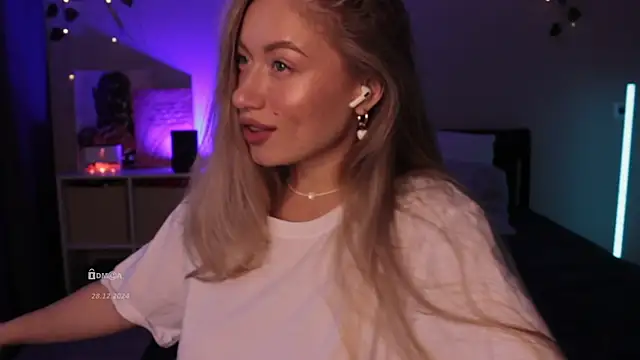 Snapshot of Blondie_Bunny chatting on 12/29/24, 07:28 Blondie Bunny online show from 12/29/24, 07:28