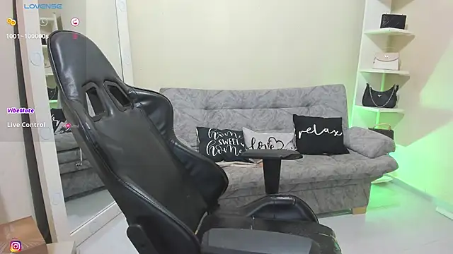Snapshot of candy_alicee chatting on 05/15/26, 10:33 candy alicee online show from 05/15/26, 10:33