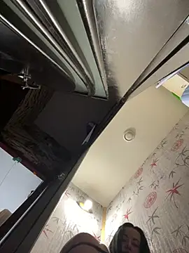 CrazzyChicks online show from 04/23/26, 07:41