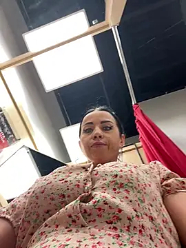 Snapshot of CrazzyChicks chatting on 06/25/26, 06:29 CrazzyChicks online show from 06/25/26, 06:29