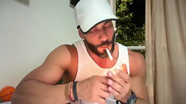 Snapshot of romeolovedark chatting on 05/19/26, 01:56 romeolovedark online show from 05/19/26, 01:56