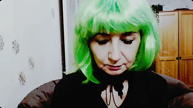 Snapshot of AnnieEltgant chatting on 12/04/25, 02:26 AnnieEltgant online show from 12/04/25, 02:26