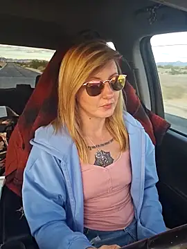 Snapshot of SheIsSomething chatting on 01/06/26, 12:03 SheIsSomething online show from 01/06/26, 12:03