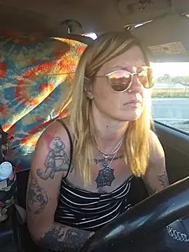 Snapshot of SheIsSomething chatting on 01/17/26, 12:26 SheIsSomething online show from 01/17/26, 12:26