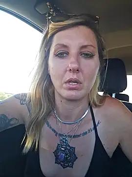 Snapshot of SheIsSomething chatting on 02/18/26, 11:55 SheIsSomething online show from 02/18/26, 11:55