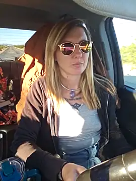 Snapshot of SheIsSomething chatting on 02/21/26, 12:22 SheIsSomething online show from 02/21/26, 12:22