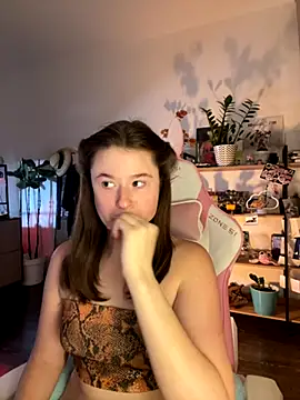 Snapshot of sweetest_pie chatting on 09/19/25, 05:57 sweetest pie online show from 09/19/25, 05:57