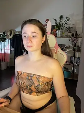 Snapshot of sweetest_pie chatting on 09/25/25, 05:38 sweetest pie online show from 09/25/25, 05:38