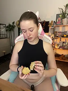 Snapshot of sweetest_pie chatting on 11/08/25, 09:57 sweetest pie online show from 11/08/25, 09:57