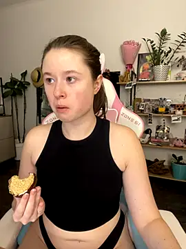 Snapshot of sweetest_pie chatting on 11/13/25, 11:47 sweetest pie online show from 11/13/25, 11:47