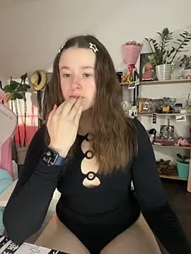 Snapshot of sweetest_pie chatting on 11/27/25, 06:43 sweetest pie online show from 11/27/25, 06:43