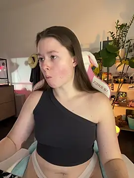 Snapshot of sweetest_pie chatting on 02/14/26, 05:32 sweetest pie online show from 02/14/26, 05:32