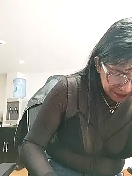 aisha latina online show from 10/21/25, 03:13