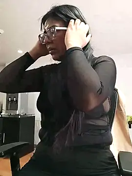 aisha latina online show from 10/30/25, 03:57