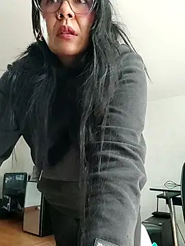 aisha latina online show from 11/11/25, 01:55