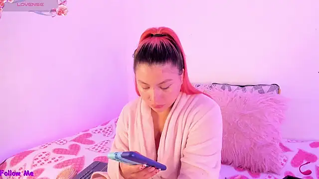 Snapshot of SophieRossi chatting on 10/04/25, 01:42 SophieRossi online show from 10/04/25, 01:42