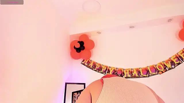 Snapshot of SophieRossi chatting on 10/14/25, 01:23 SophieRossi online show from 10/14/25, 01:23