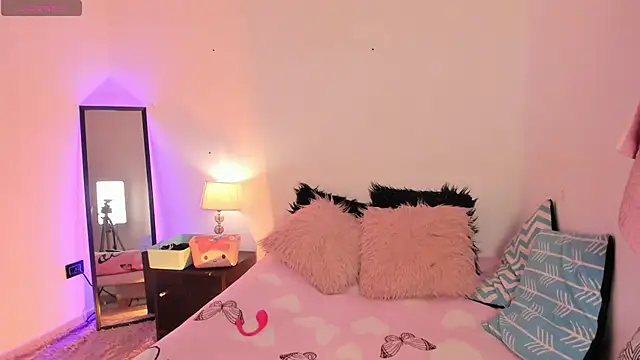 Snapshot of SophieRossi chatting on 11/05/25, 04:12 SophieRossi online show from 11/05/25, 04:12