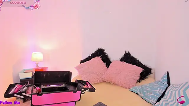 Snapshot of SophieRossi chatting on 11/11/25, 04:12 SophieRossi online show from 11/11/25, 04:12