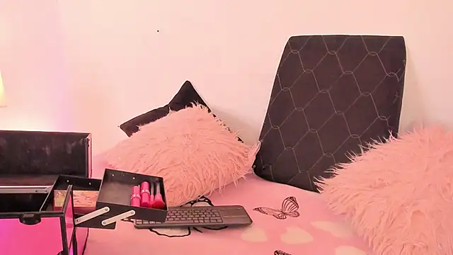 Snapshot of SophieRossi chatting on 11/26/25, 04:24 SophieRossi online show from 11/26/25, 04:24