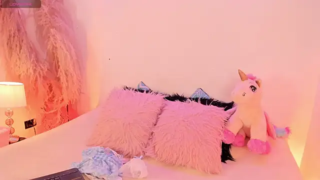 Snapshot of SophieRossi chatting on 12/14/25, 04:18 SophieRossi online show from 12/14/25, 04:18