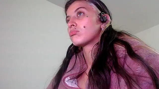 Snapshot of mariecam420 chatting on 12/17/24, 04:12 mariecam420 online show from 12/17/24, 04:12