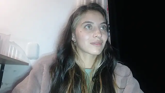 Snapshot of mariecam420 chatting on 12/26/24, 03:27 mariecam420 online show from 12/26/24, 03:27