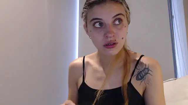Snapshot of mariecam420 chatting on 01/08/25, 05:59 mariecam420 online show from 01/08/25, 05:59