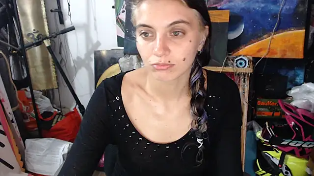 Snapshot of mariecam420 chatting on 03/08/25, 01:06 mariecam420 online show from 03/08/25, 01:06