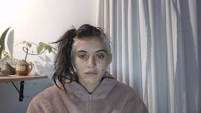 Snapshot of mariecam420 chatting on 03/19/25, 02:05 mariecam420 online show from 03/19/25, 02:05