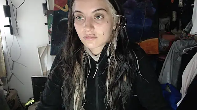 Snapshot of mariecam420 chatting on 03/21/25, 04:29 mariecam420 online show from 03/21/25, 04:29