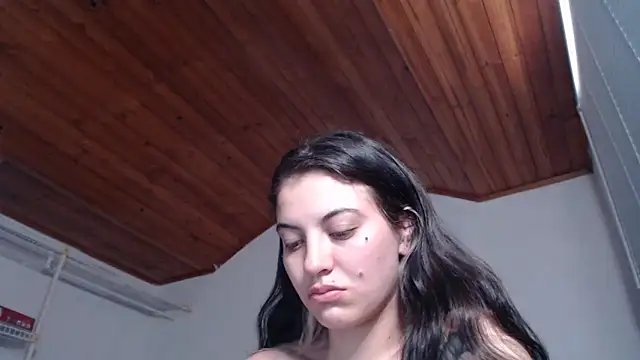 Snapshot of mariecam420 chatting on 10/05/25, 05:00 mariecam420 online show from 10/05/25, 05:00