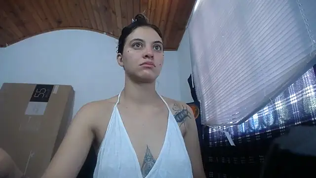 Snapshot of mariecam420 chatting on 10/15/25, 02:39 mariecam420 online show from 10/15/25, 02:39