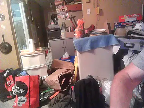 Snapshot of M9ntreal chatting on 09/10/25, 04:34 M9ntreal online show from 09/10/25, 04:34