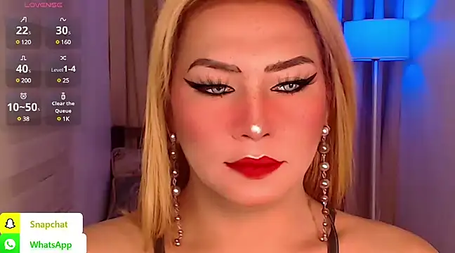 Snapshot of QUEEN_GIAMOORE69 chatting on 12/13/24, 10:23 QUEEN GIAMOORE69 online show from 12/13/24, 10:23