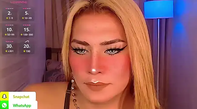 Snapshot of QUEEN_GIAMOORE69 chatting on 12/14/24, 09:24 QUEEN GIAMOORE69 online show from 12/14/24, 09:24