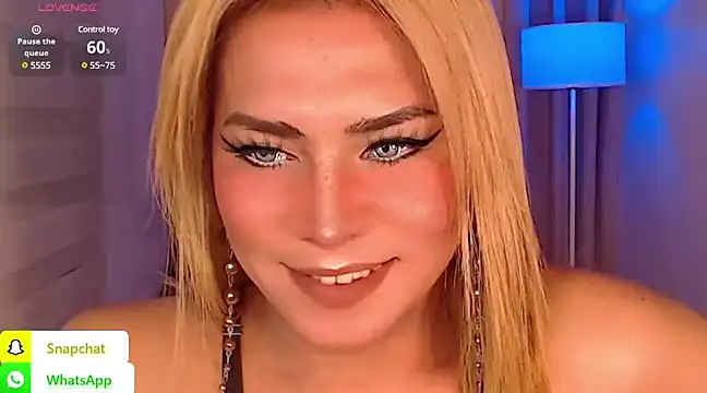 Snapshot of QUEEN_GIAMOORE69 chatting on 12/15/24, 12:29 QUEEN GIAMOORE69 online show from 12/15/24, 12:29