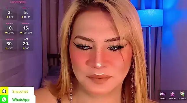 Snapshot of QUEEN_GIAMOORE69 chatting on 01/05/25, 07:39 QUEEN GIAMOORE69 online show from 01/05/25, 07:39