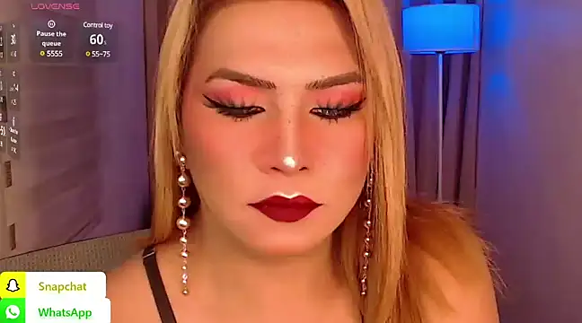 Snapshot of QUEEN_GIAMOORE69 chatting on 01/10/25, 09:42 QUEEN GIAMOORE69 online show from 01/10/25, 09:42