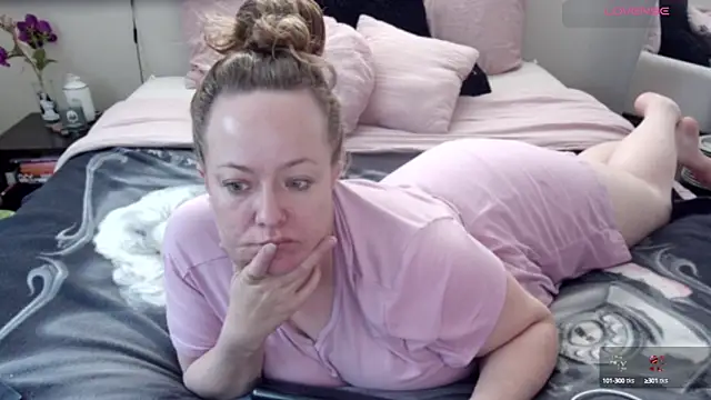 Snapshot of julimonroe chatting on 02/15/25, 04:01 julimonroe online show from 02/15/25, 04:01