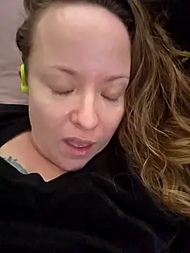 Snapshot of julimonroe chatting on 03/01/25, 11:37 julimonroe online show from 03/01/25, 11:37