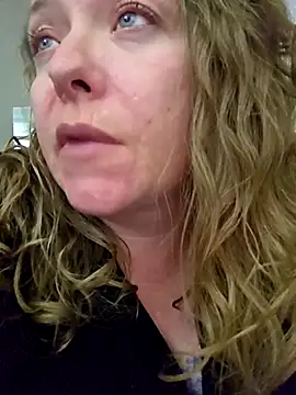 Snapshot of julimonroe chatting on 03/12/25, 01:03 julimonroe online show from 03/12/25, 01:03