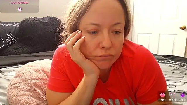 Snapshot of julimonroe chatting on 09/16/25, 03:02 julimonroe online show from 09/16/25, 03:02