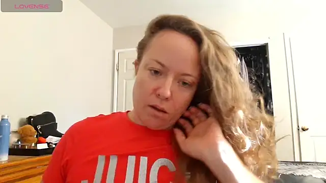 Snapshot of julimonroe chatting on 09/23/25, 02:53 julimonroe online show from 09/23/25, 02:53