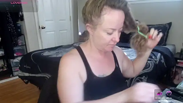 Snapshot of julimonroe chatting on 09/26/25, 10:47 julimonroe online show from 09/26/25, 10:47