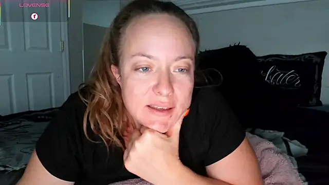 Snapshot of julimonroe chatting on 10/08/25, 03:04 julimonroe online show from 10/08/25, 03:04